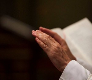 A GESTUALIDADE DA CELEBRAÇÃO EUCARÍSTICA  