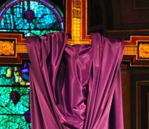 Um véu para revelar o mysterium crucis